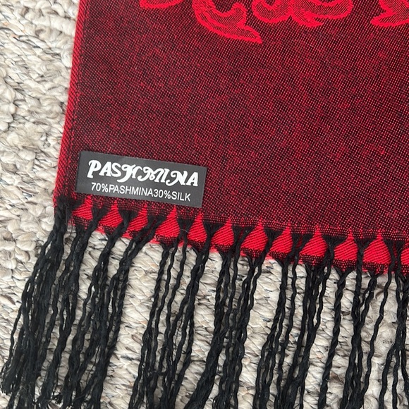 Beautiful 🧣 like new red and black roses 🌹🥀pashmina - Picture 3 of 4